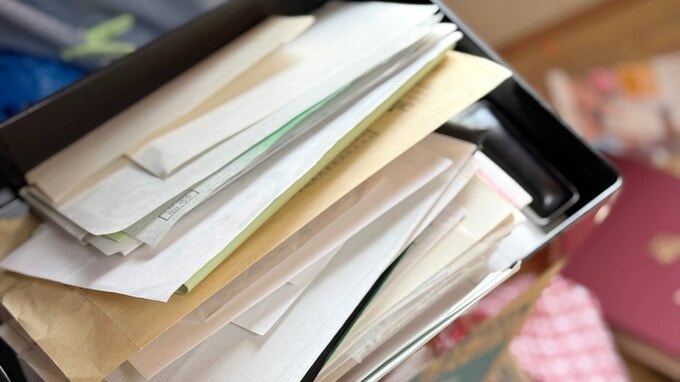 まさか…年金月6万円・独居だった80歳母、死去。遺品整理中、48歳娘が見つけた“新聞紙に包まれた封筒”の中身