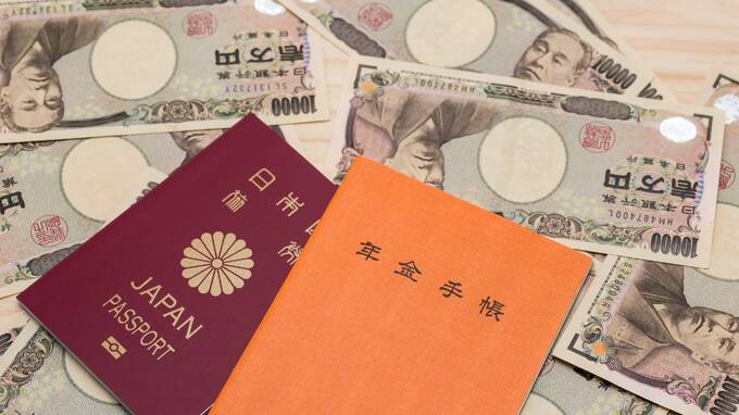 日本の年金、海外で受け取るとどうなる？税金の基本ルールを解説