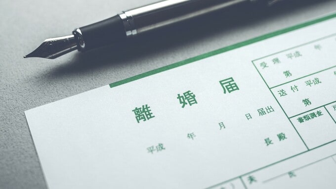 定年後キレやすくなった夫と離婚…分与財産や慰謝料に贈与税は課せられるのか？【税理士が解説】