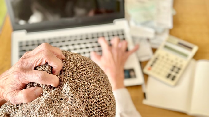 定年直前サラリーマン「足りない老後資金は、投資でカバー！」の戦慄リスク…すぐに開始できる「老後資金の準備＆形成」スキームとは？【経済評論家が解説】