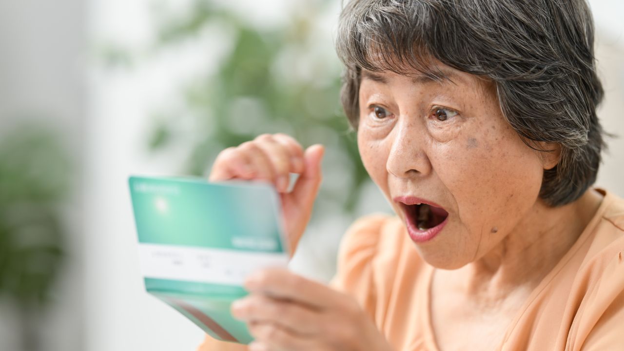 〈年金夫婦で月28万円〉穏やかな老後に衝撃、通帳に記された「ありえない出金額」に68歳妻が絶句…原因は夫が交わした10年前の約束「何かの間違いでは？」