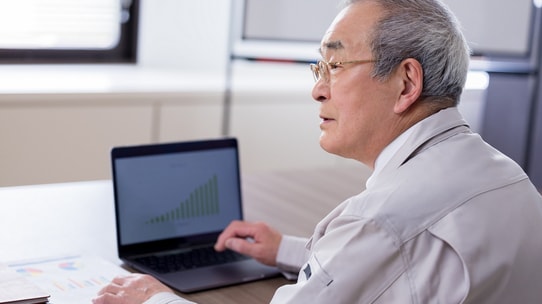尊敬する父の「65歳の誕生日＆定年退職」を祝うため帰省した31歳長男…父の「退職金2,500万円」の使い道に愕然「父さん、目を覚まして」【CFPの助言】