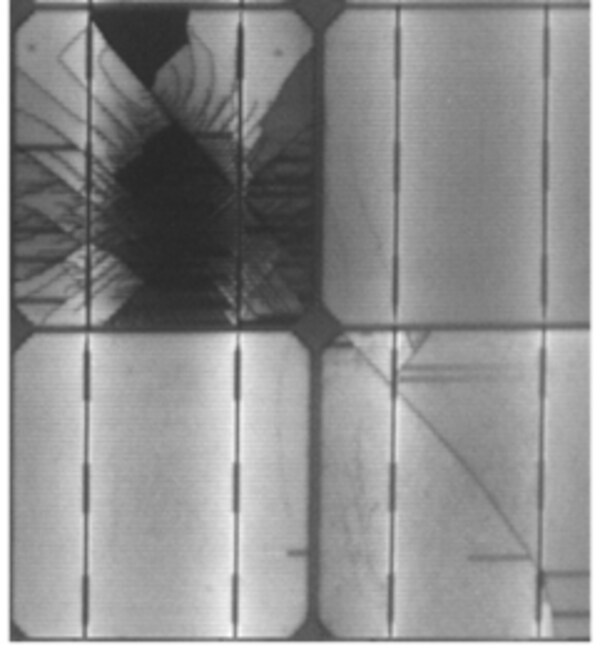 左上のセルが強い衝撃を受けて損傷している。また、右下のセルに複数のクラックが発生している。The upper left cell broke by a heavy impact. The lower right one shows several cell cracks.