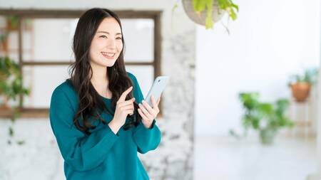 スマホを持っている女性