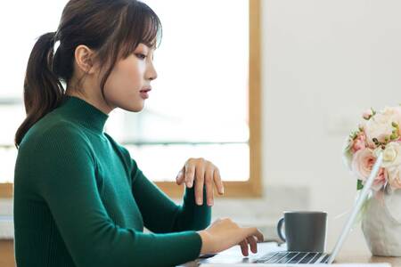 PCを操作している女性