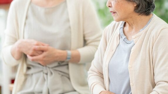 「一緒にいるのがつらい…」〈月収42万円・52歳女性〉、長年の同居生活から離脱。〈年金月14万円・76歳母〉と距離を置いた理由