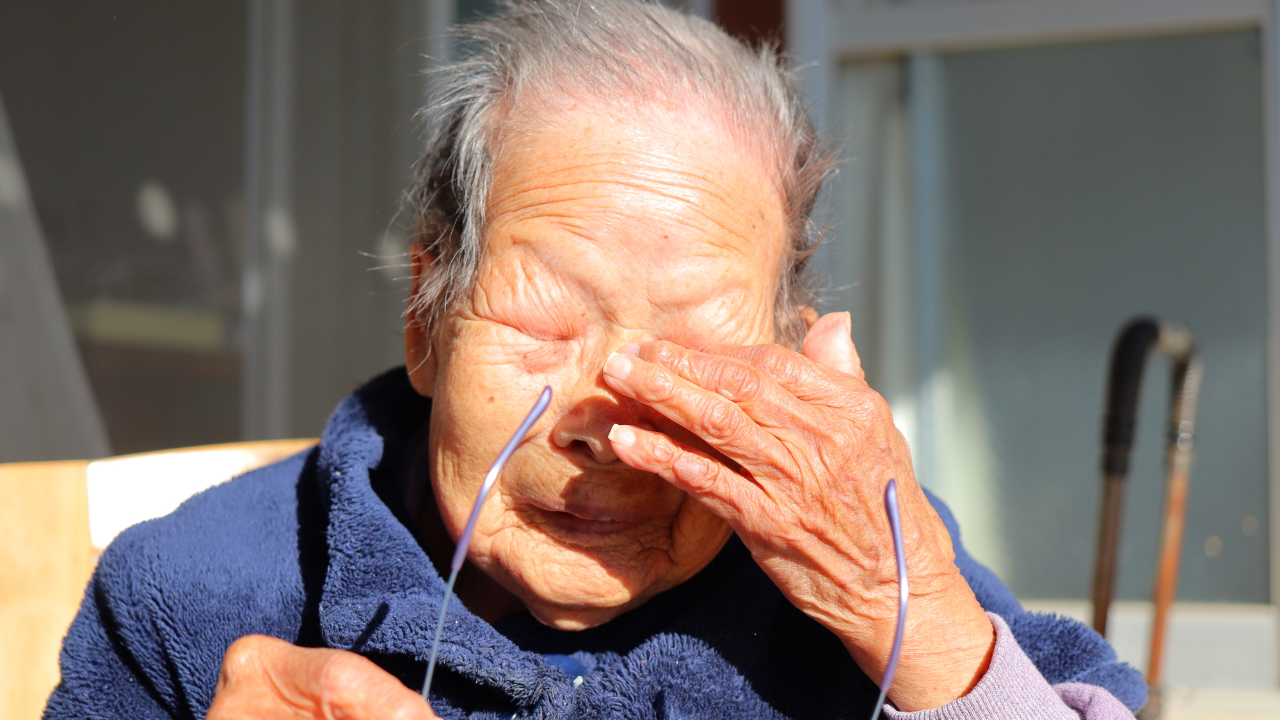 老人ホーム入居の80代の母「家に帰りたい」とテレビ電話でボロ泣きも、60代息子は慰めることしかできず…無念