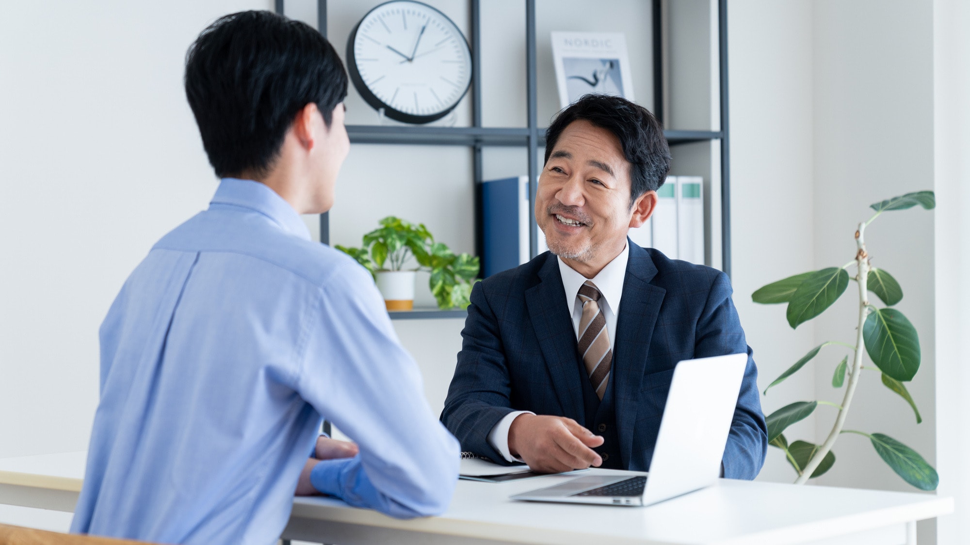 「この2つを買っておけば安心って聞いたんですけど…？」オルカンとS&P500投信に500万円ずつ投資する45歳会社員、評価額の乱高下に＜強い不安＞【FPの助言】