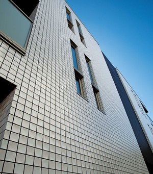 外壁にキラテックを採用することで、環境保全への貢献と美しい外観を実現。