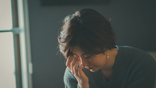 頭痛の種類によっては、重大な後遺症を残してしまうことも（画像はイメージです／PIXTA）