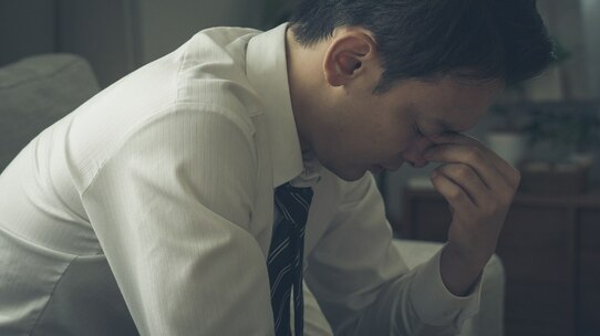 部下や同僚がうつ病っぽい…受診を促すには?メンタル不調者への対応方法【メンタル産業医が解説】