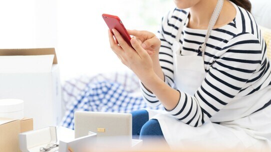 「不用品売って50万円」と「メルカリで毎月2万円」得なのは?