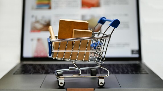 やった！セールで安くなってる→事前に価格をつり上げた「見せかけの値引き」に要注意…ネット通販の落とし穴と景品表示法上の問題点【弁護士が解説】