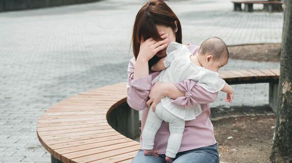 恐ろしい…日本の一人親世帯の半分は「貧困」の実態