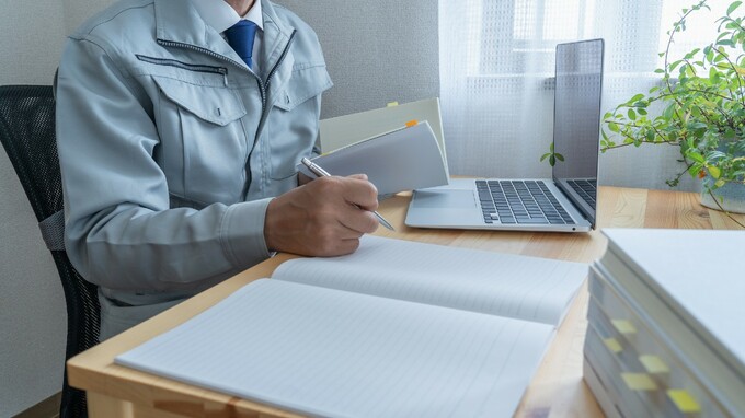 不動産投資に「宅建」は役に立つ？いらない？資格取得のメリットとデメリットを解説