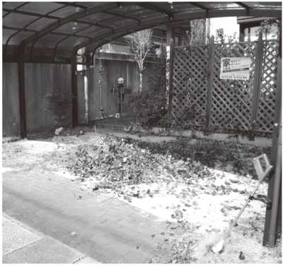 管理しない空き家は雑草が生え放題に