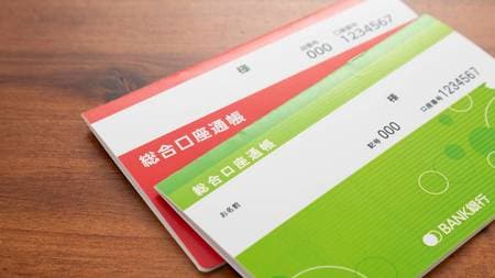 認知症になると銀行預金が凍結されてしまう…？（画像はイメージです／PIXTA）