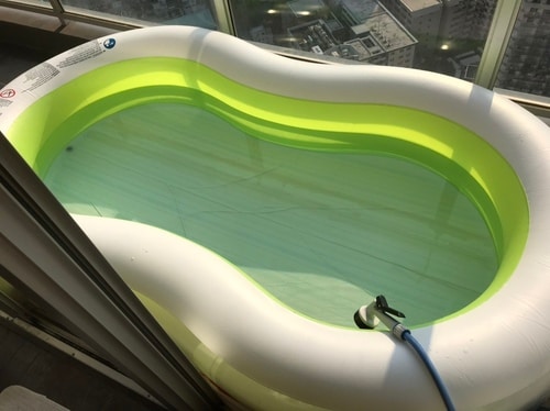 夏はベランダにプールを設置。水遊びを楽しむ。