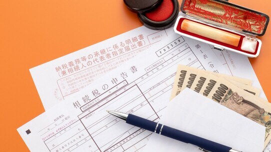資産家父の逝去…「後妻 vs. 子どもたち」のバトルで発覚した、タンス預金の〈恐ろしい金額〉