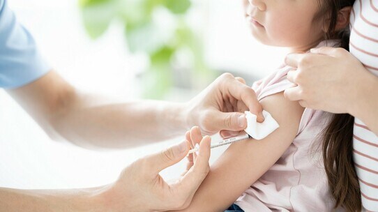 コロナとの「W流行」が懸念…わが子にインフルエンザワクチンは打たせるべき?【専門医が解説】
