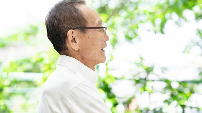 仕事で終わる人生なんて…資産5,000万円・蓄財に努めた会社員、60歳で退職・年金受給を開始。年金額は〈月17万円〉から〈月12万円〉に大幅減も「繰上げてよかった」と微笑むワケ