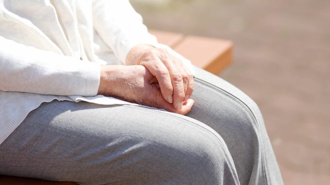 「人に頼るのは恥だと思っていました…」と年金月11万円・82歳母「一日二食」「エアコンなし」過酷な日常と深い後悔