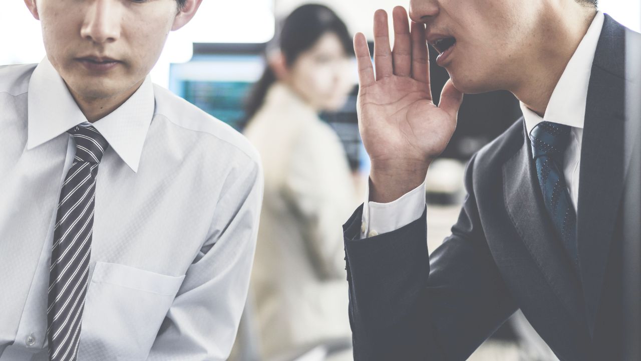 そんな人だとは思わなかった…〈月収120万円〉45歳部長、周りからの信頼も厚かったが…「裏の顔」を暴露する怪文書に部下、戦慄