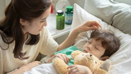 待っている人がいる…（※画像はイメージです／PIXTA）