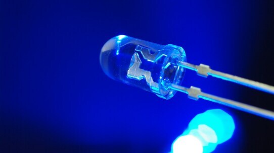 日本人3名がノーベル賞獲得!「青色LEDの発見」に学ぶイノベーションの“生み方”
