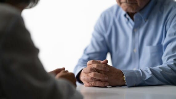 おしどり夫婦と言われていたのに…〈退職金2,300万円〉60歳夫の退職後、58歳妻が選んだ「別居という決断」