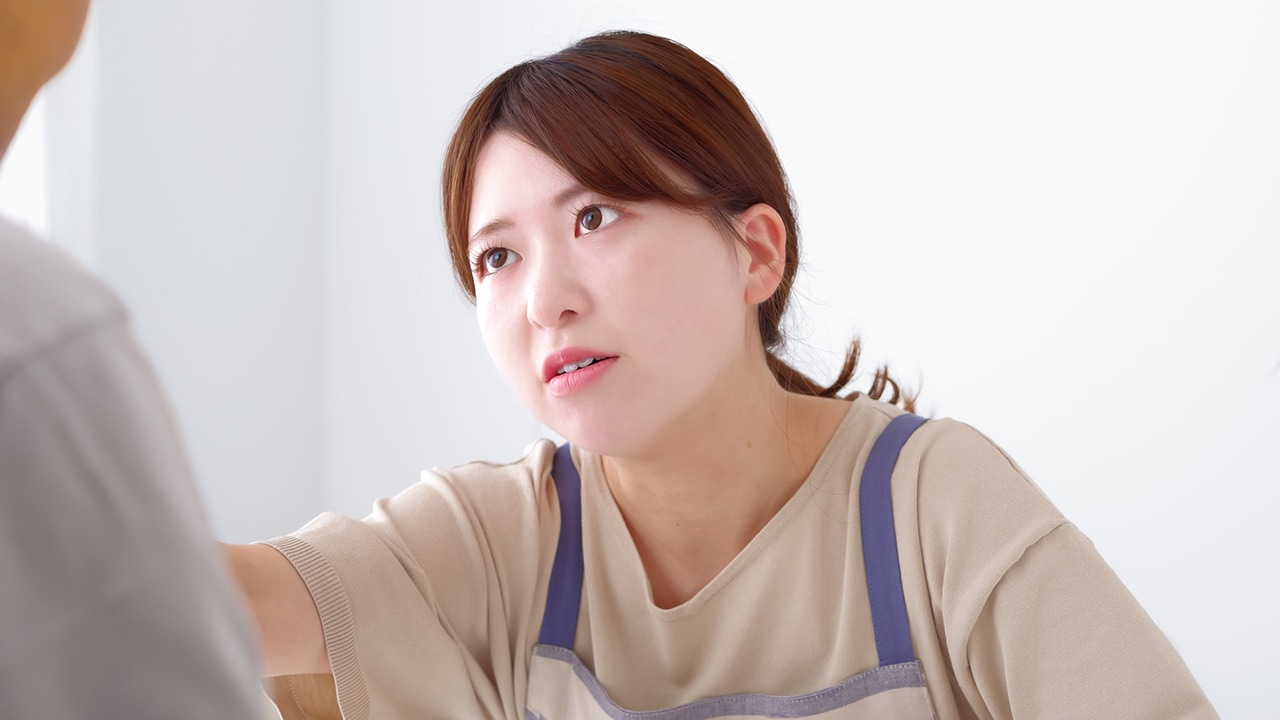 母の日くらい休ませて…共働き40歳妻が〈親孝行を丸投げする夫〉に怒り心頭。「年金月11万円」義母宅への訪問を拒否したワケ