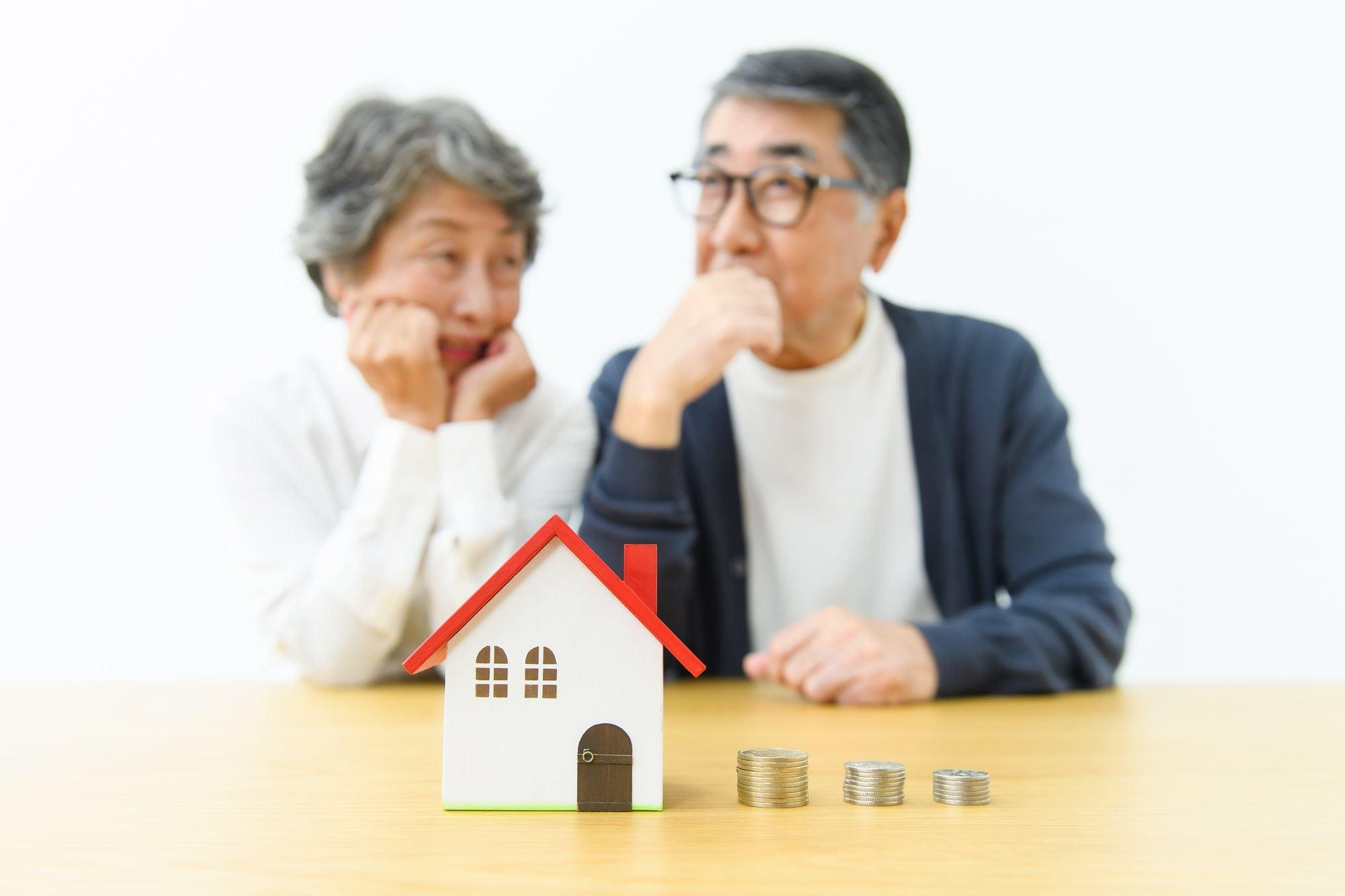 「一生住めます」は嘘だったの？ 〈年金25万円・70代夫婦〉、リースバックの罠にハマり絶望。マイホーム売却後の破産危機に悲鳴