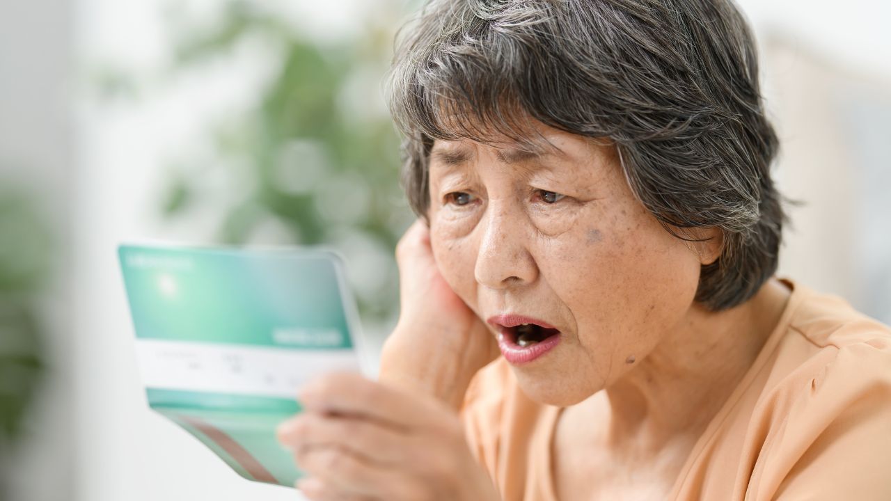 「遺族年金として夫の年金を引き継げると聞いていたのに…」夫を亡くした70歳の専業主婦、「遺族年金」が振り込まれた「貯金通帳」を思わず二度見