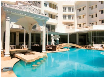 白壁がきれいな校舎とプール