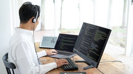 副業OKの企業も増えている（※画像はイメージです/PIXTA）