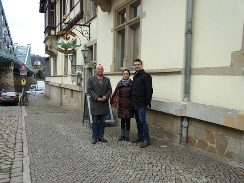 2016年2月16日現地視察で訪れたドレスデンの街角で（左から弊社提携会社役員、ウィンドゲート・ジャーマニースタッフ、筆者）