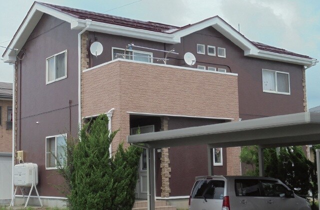 土や樹木に近い茶色は、スタイリッシュで落ち着いた印象を与え、周囲の景観にも溶け込みます。濃い茶色だと室内の気温が上昇しやすくなるなどのデメリットもありますが、汚れが目立ちにくい点は魅力的です。