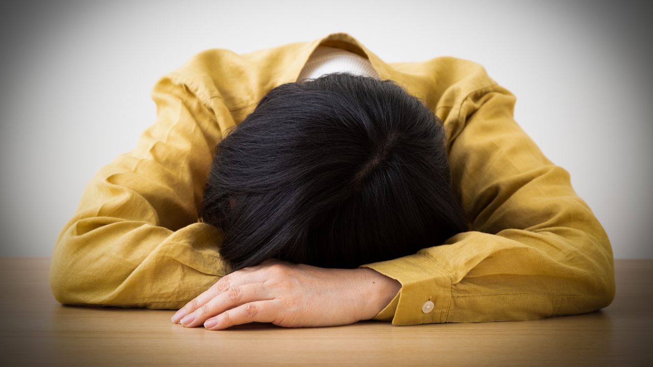 「お母さんの介護、もう無理…」月収52万円・48歳女性課長、82歳認知症母の施設費用「月30万円」に悲鳴。ついに自分の老後資金に手を出した末路