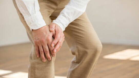 「歳だから」で放置はNG!つらい“肩”や“膝”の痛み…原因と治療法は【医師が解説】