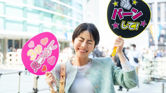 「推し活」で私たちは何を買っているのか？SNSが「記号消費」を加速させると言えるワケ