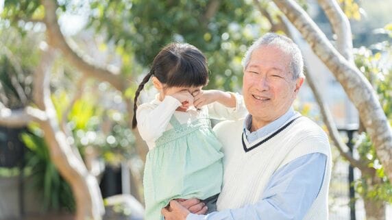 「もう限界…」年金月22万円・71歳“幸せなおじいちゃん”のはずが、深い溜息。原因は「総勢10人の孫たち」