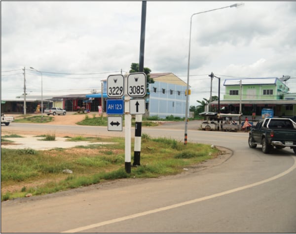 「AH」の標識はインドシナを旅していると頻繁に目にする