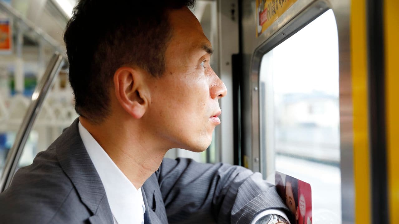 俺、何のために働いているんだろう…「月収65万円」44歳サラリーマン、同窓会で知った「高校同級生の暮らしぶり」に虚無感。通勤電車でこぼれるため息