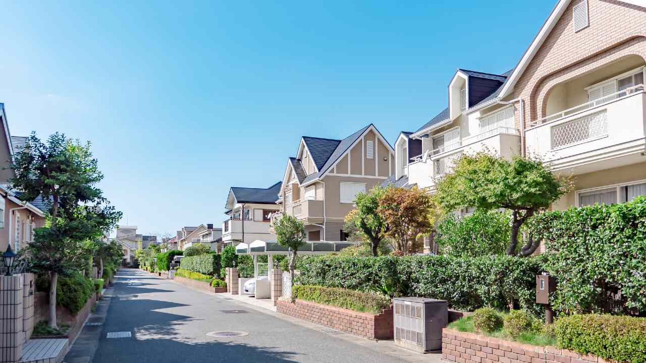 現役サラリーマン世代「持ち家で安心 vs.借家で身軽」老後生活に有利なほうは?
