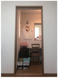 引き戸を開けると、イス、ブタのぬいぐるみ、スニーカーの箱の圧迫感が半端ない