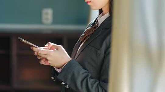 「他者からの“コミュ力”評価」がクラスカーストを決め、“一軍”ほど「一瞬で転落」に怯える…若者社会の壮絶