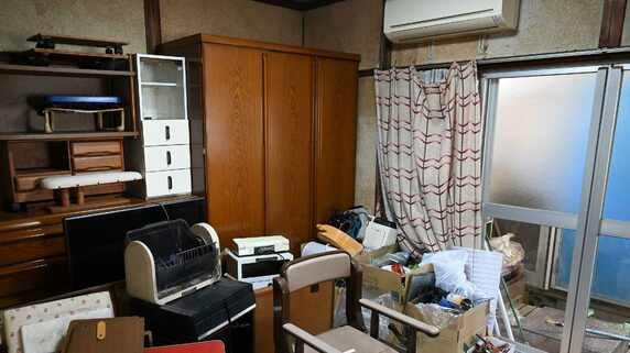 何に使っているんだ…〈年金月8万円〉と〈仕送り月24万円〉で暮らす82歳母が“金欠”訴え。52歳息子が帰省して絶句した〈光景〉