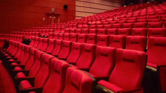 「えっ、持ち込み禁止だけど？」34歳女性、映画館に“ペットボトルとお菓子”持参のママ友に唖然…「だって高いじゃん」で感じた“常識の違い”