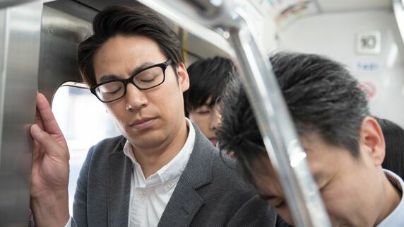 「往復5時間かけて通勤」という地獄に…郊外に〈5,300万円・庭付き一戸建て〉を買った37歳会社員。生活を一変させた、会社からの「まさかのお達し」