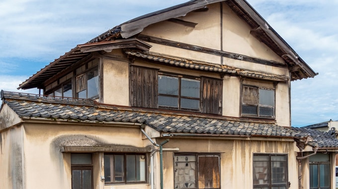 築40年の木造家屋でも相続税がかかる謎…所得税は“実質価値ゼロ”なのに相続税は「最低20％」になる、一見不合理な「固定資産税ルール」【税理士が解説】